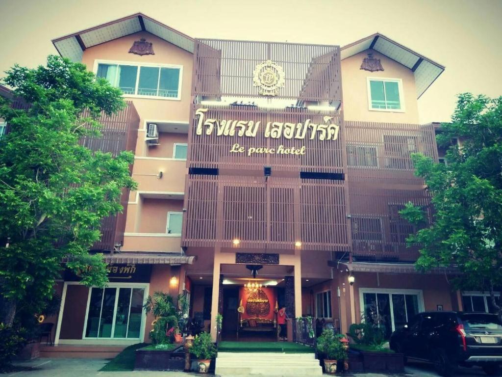 Le Parc Wangnang Hotel Phitsanulok Esterno foto