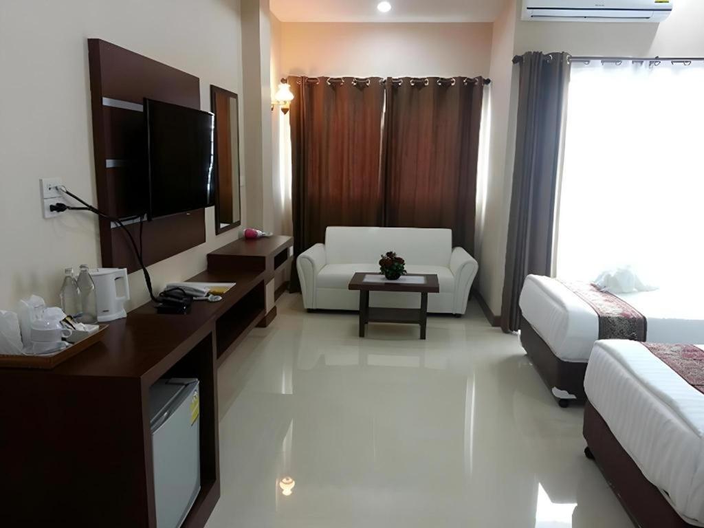 Le Parc Wangnang Hotel Phitsanulok Esterno foto